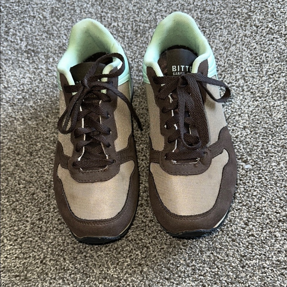 BITTEN SARAH JESSICA PARKER TENNIS SHOES SIZE 5.5